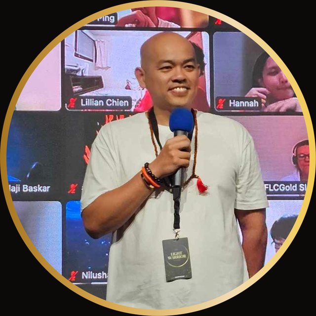 卢卡斯 Lucas 手持麦克风在台上分享，身后是线上学员的视讯画面墙