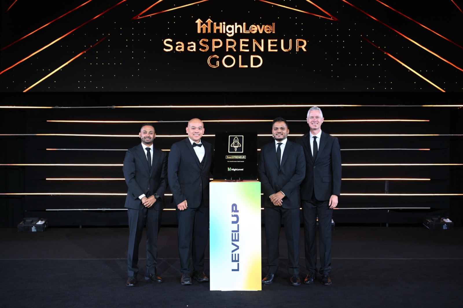 HighLevel SaaSpreneur Gold 颁奖典礼舞台合影